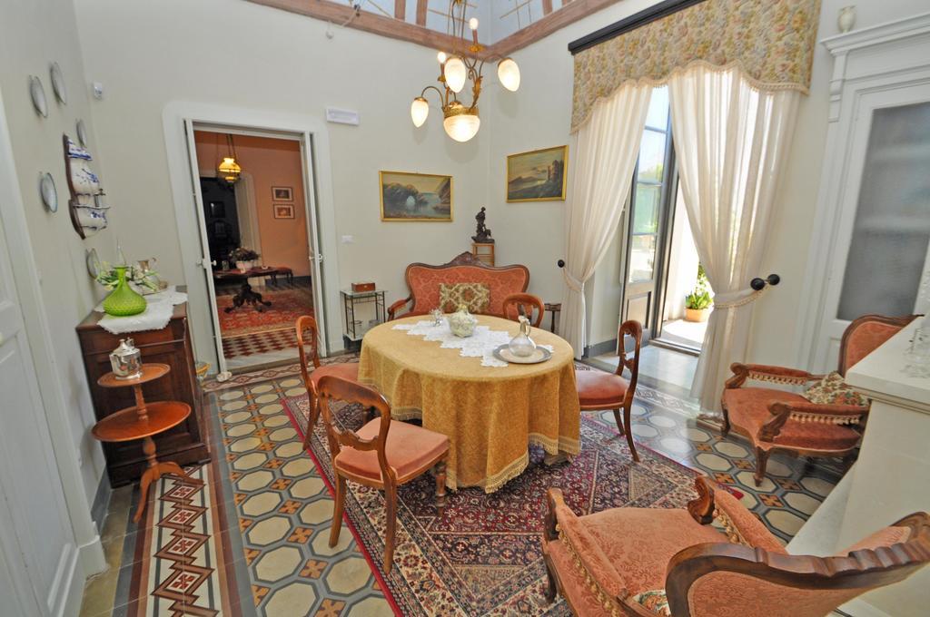 Palazzo De Donatis B&B Melissano Extérieur photo